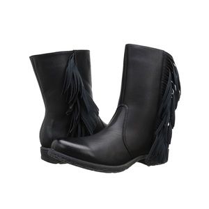 Two Lips Black Boots